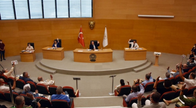 Belediye meclis üyeleri Atatürk'e hakaret edenleri kınandı