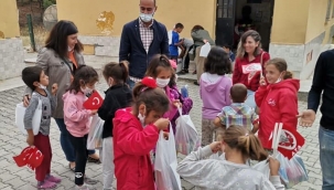 CHP'li kadınlar yoksul çocukları sevindirdiler