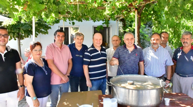 CHP'liler esnafların aşure hayrına katıldı
