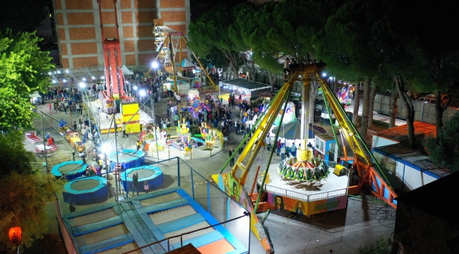Çocuklar lunaparkta coştu