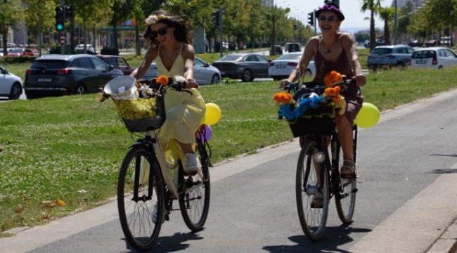 Diyarbakır'da süslü kadınlar pedal çevirdi