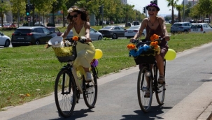 Diyarbakır'da süslü kadınlar pedal çevirdi
