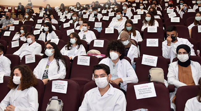 Doktor adayları beyaz önlük giydi