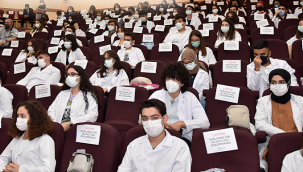 Doktor adayları beyaz önlük giydi