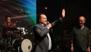  Hüsnü Arkan Akhisar'da müzik dolu bir gece yaşattı