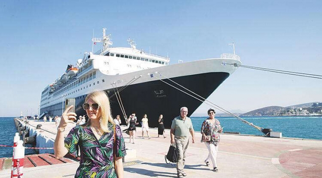 Kuşadası'na 16 ay sonra ilk kruvaziyer geldi
