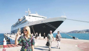 Kuşadası'na 16 ay sonra ilk kruvaziyer geldi