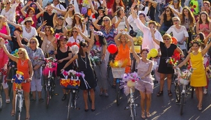 Manisa'da süslü kadınlar bisiklet turu