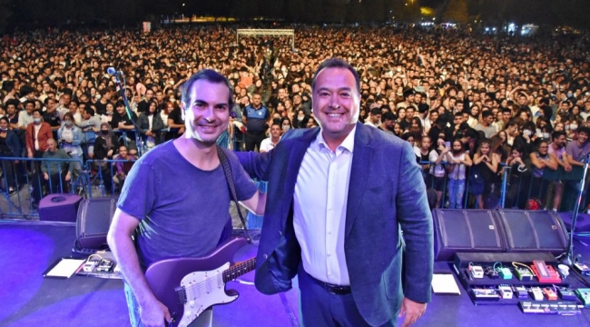 Mor ve Ötesi'nden Akhisar'da Muhteşem Konser