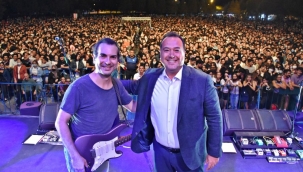Mor ve Ötesi'nden Akhisar'da Muhteşem Konser