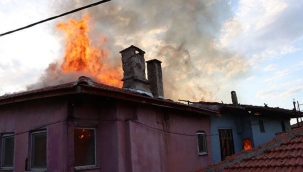 Tarihi evler çıkan yangında kül oldu