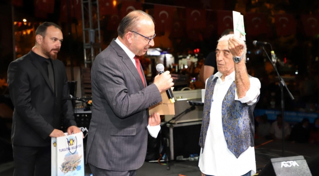 Turgutlu'da sanatçılar adına fidanlar yangın alanlarına dikildi