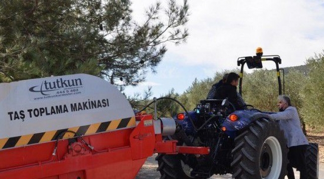 Akhisar Ziraat Odası'nın arazide taş toplama makinası hizmete alındı 