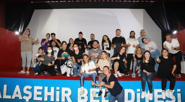 Alaşehirli kadınlar hem dans ediyorlar hem zayıflıyor