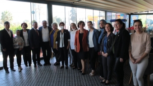 CHP'li kadınlardan gövde gösterisi