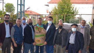 Demirci'de çiftçiye buğday tohumu dağıtıldı