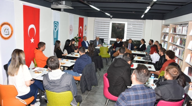 Hızlı gençlere "Daha adil bir dünya mümkün" kitabını hediye etti.