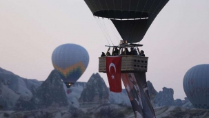 Kapadokya'da balonlar Türk bayrakları ve Atatürk posteri ile uçtu