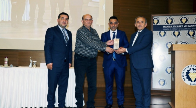 Otelini öğrencilere yurt yapan işadamına plaket