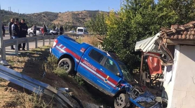 Otomobil, Jandarma aracına çarptı 3 asker dört kişi yaralandı