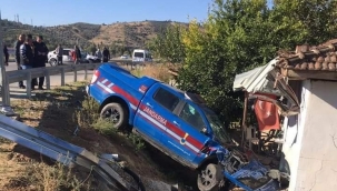 Otomobil, Jandarma aracına çarptı 3 asker dört kişi yaralandı