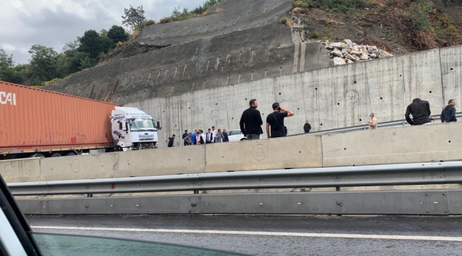 Yağışta kayan TIR ters döndü, yol kapandı