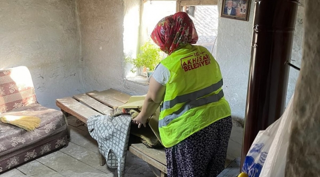 Akhisar belediyesi evde bakım ve temizlik hizmetleri ekibi çalışıyor