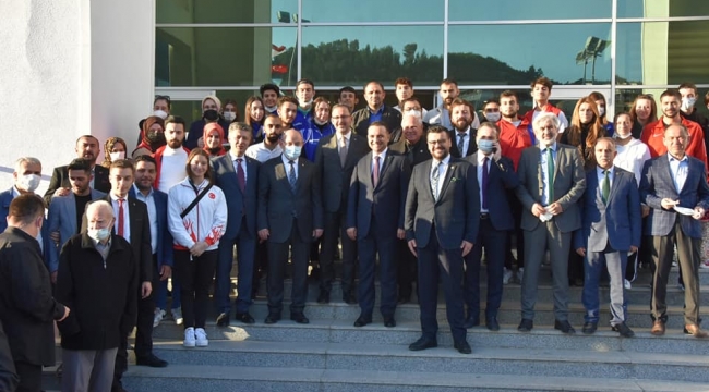 AKP'liler gençlik merkezinin açılışına katıldı