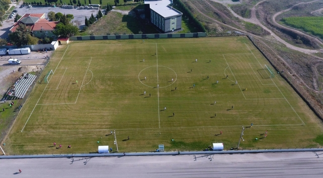 Belediye Akhisar'a yeni futbol sahası kazandırdı