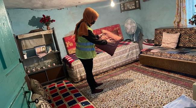 Belediyenin evde temizlik ekipleri iş başında