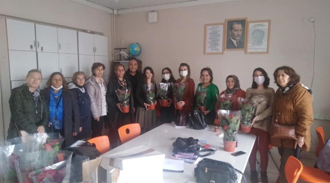 CHP'li kadınlar öğretmenler gününde okul ziyaretleri
