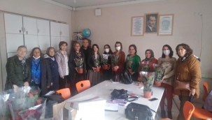 CHP'li kadınlar öğretmenler gününde okul ziyaretleri