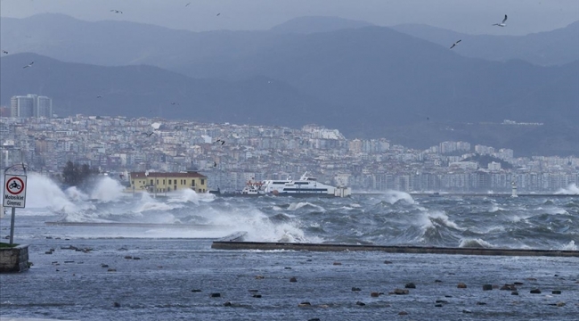 İzmir'de fırtına etkili oldu