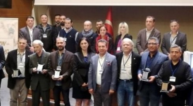 Meslekte 25, 40 ve 50.yılını dolduranlara plaket 