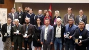 Meslekte 25, 40 ve 50.yılını dolduranlara plaket 