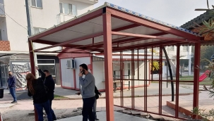 Saruhanlı'da belediye ısıtmalı kapalı servis duraklarını yapımına başladı