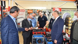 Vali Karadeniz fuarda üretici firma yetkilileri ile görüştü