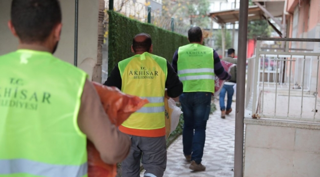 Akhisar Belediyesi'nden yoksulları ısıtan yardım