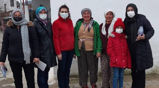 AKP kadın kollarından evlere broşür dağıtımı 