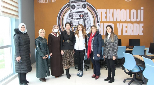AKP'li kadınlar spor müdürünü ziyaret etti