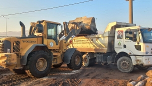 Alaşehir'de yol düzenlemeleri sürüyor