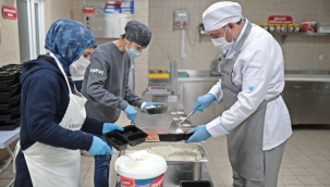 Aşevi kazanları yoksullar için kaynıyor