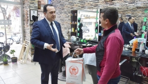 Başkan Dutlulu berber ve kuaför esnafına destek paketi dağıttı