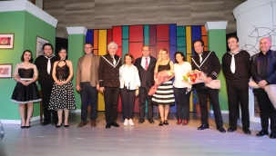 Başkanlar 'Süt kardeşler asabi komediyi'izledi