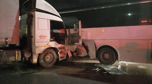 Boş işçi servisiyle TIR çarpıştı
