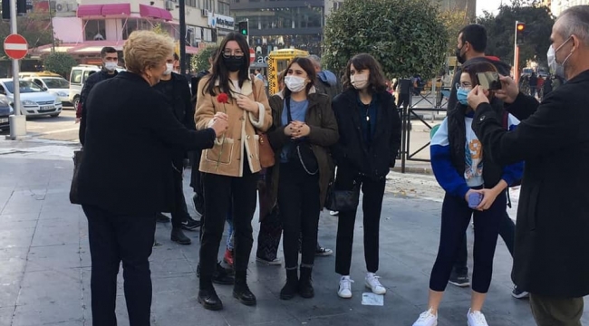 CHP'li kadınlar, kadınlara karanfil dağıttı