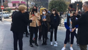 CHP'li kadınlar, kadınlara karanfil dağıttı