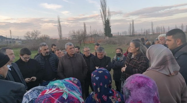 CHP'liler Caferbey'de direnen köylüleri ziyaret etti