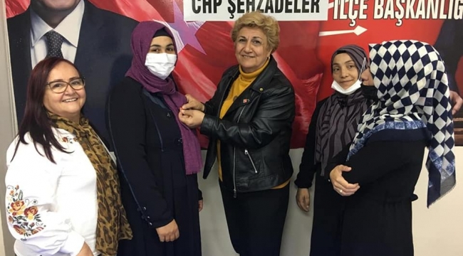CHP'nin yeni üyelerine rozetleri takıldı