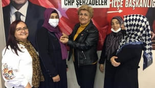CHP'nin yeni üyelerine rozetleri takıldı